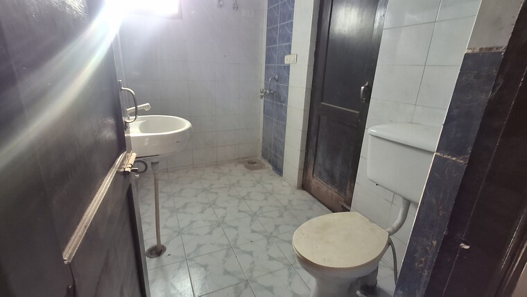 Bathroom, bhabat 4 Bedroom 1850 Sq.Ft. Apartment In Bhabat Zirakpur 8880459
