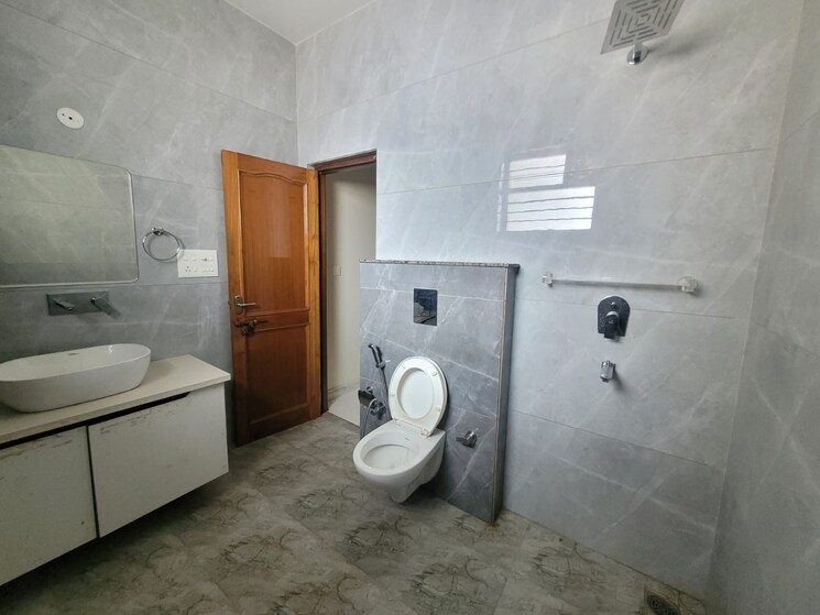 Bathroom, sector 16 3 Bedroom 280 Sq.Ft. Penthouse In Sector 16 Faridabad 8880465