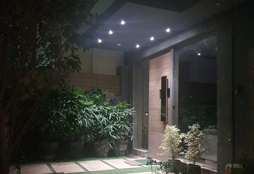 Parking in 3 BHK Apartment at Defence Colony – for Rent