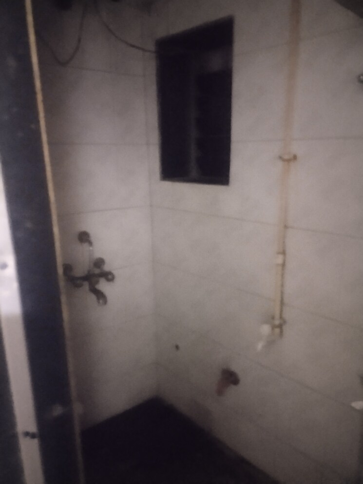 Bathroom, kurla west 1 Bedroom 500 Sq.Ft. Independent House In Kurla West Mumbai 8880606