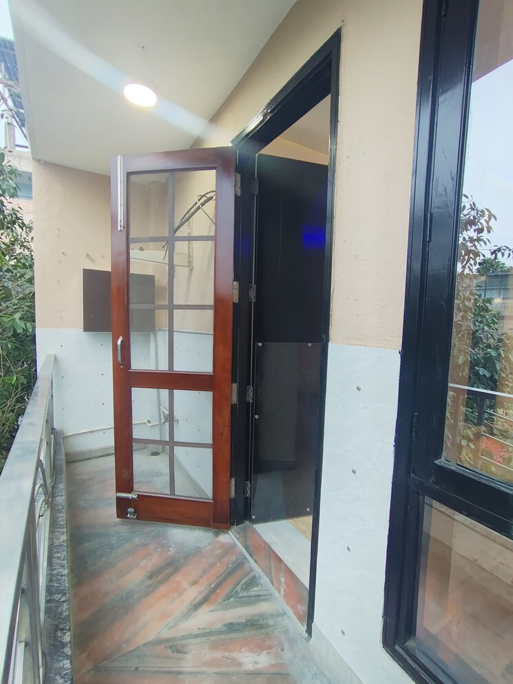 Balcony, chittaranjan park 3 Bedroom 1400 Sq.Ft. Builder Floor In Chittaranjan Park Delhi 8880596