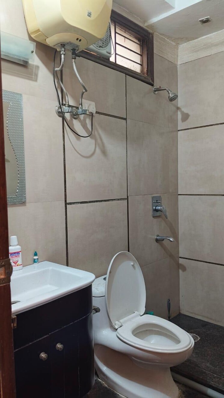 Bathroom, greater kailash i 1 Bedroom 600 Sq.Ft. Builder Floor In Greater Kailash I Delhi 8880618