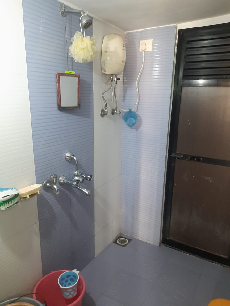 Bathroom, ravi-kiran-chs-chembur 1.5 Bedroom 500 Sq.Ft. Apartment In Chembur Mumbai 8880640