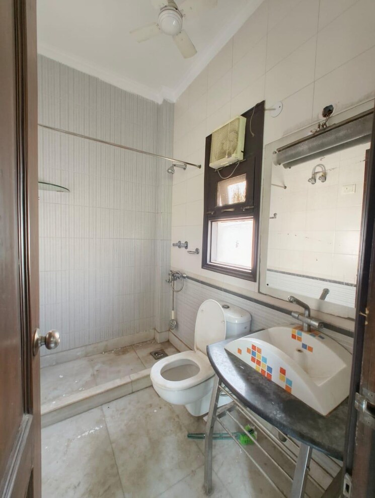 Bathroom, kalkaji 3 Bedroom 2000 Sq.Ft. Builder Floor In Kalkaji Delhi 8880686