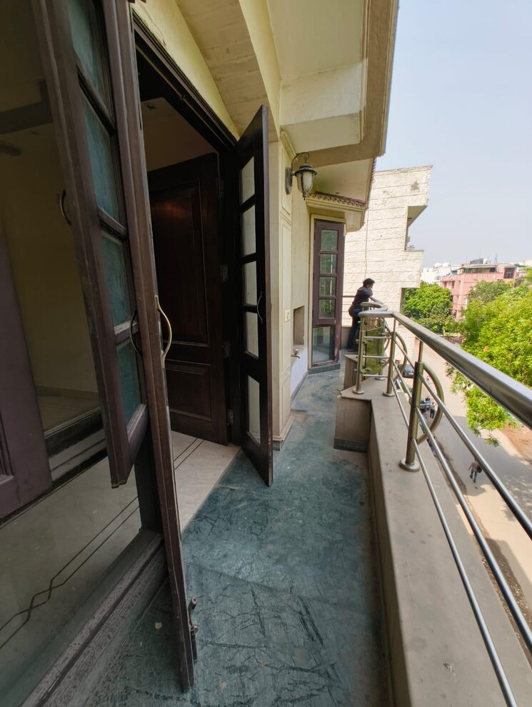 Balcony, kalkaji 3 Bedroom 2000 Sq.Ft. Builder Floor In Kalkaji Delhi 8880686