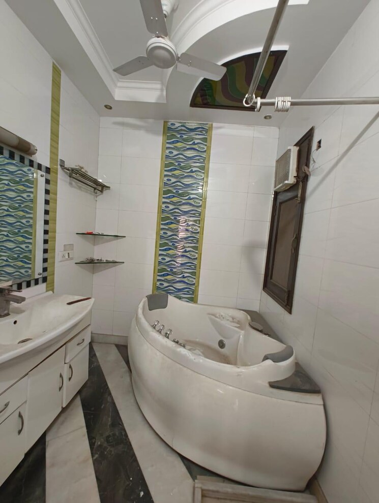 Attached Bathroom, kalkaji 3 Bedroom 2000 Sq.Ft. Builder Floor In Kalkaji Delhi 8880686