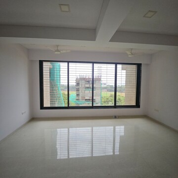 Room in 4 BHK Apartment at Dadar West – for Rent
