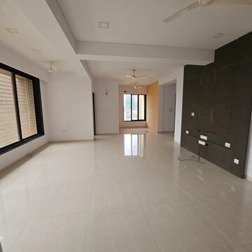 Room in 4 BHK Apartment at Dadar West – for Rent