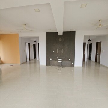 Room in 4 BHK Apartment at Dadar West – for Rent