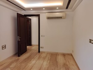 Room in 4 BHK Builder Floor at Green Park Extension – for Sale