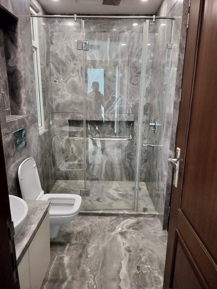Bathroom, green park extension 4 Bedroom 2700 Sq.Ft. Builder Floor In Green Park Extension Delhi 8880762