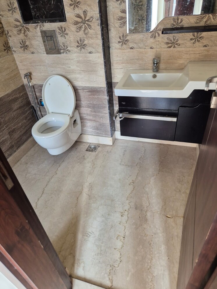 Bathroom, safdarjung enclave 3 Bedroom 1850 Sq.Ft. Builder Floor In Safdarjung Enclave Delhi 8880769