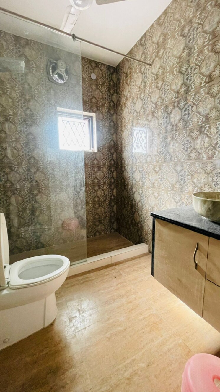 Bathroom, south extension i 3 Bedroom 200 Sq.Yd. Builder Floor In South Extension I Delhi 8880791