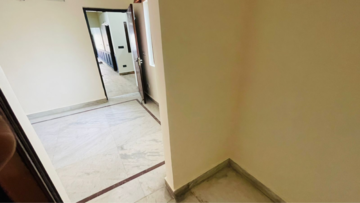 Room in 3 BHK Builder Floor at South Extension I – for Rent