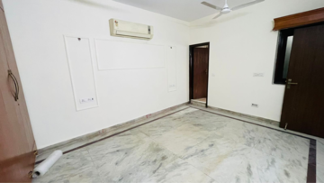 Room in 3 BHK Builder Floor at South Extension I – for Rent