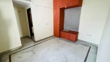 Room in 3 BHK Builder Floor at South Extension I – for Rent