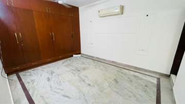 Room in 3 BHK Builder Floor at South Extension I – for Rent