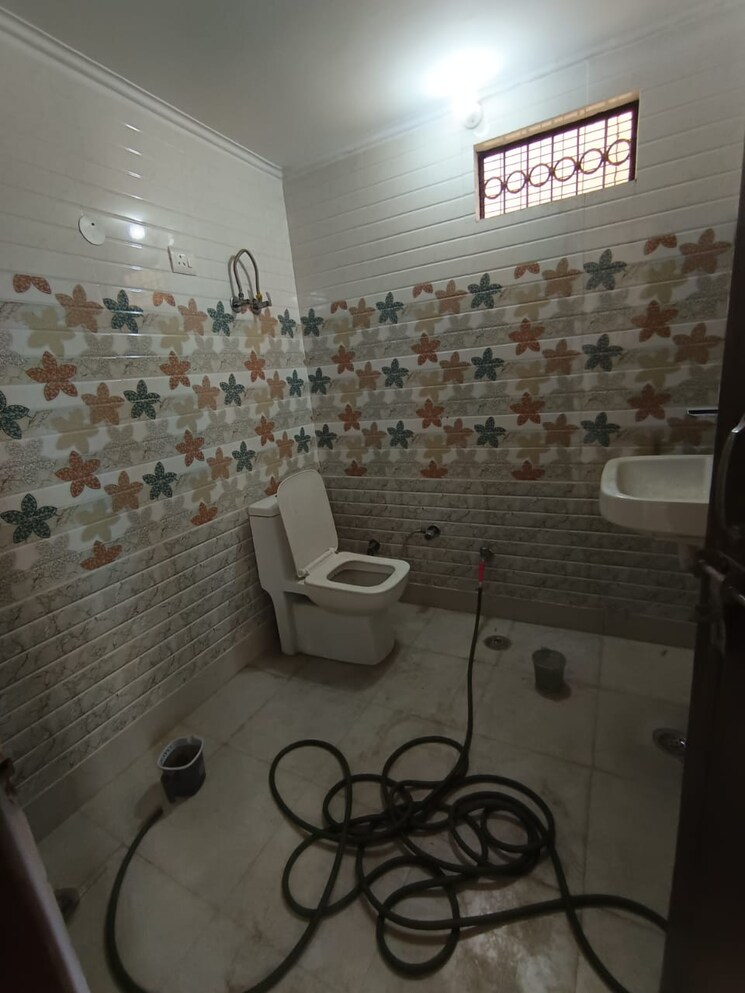 Attached Bathroom, jahaz-apartments 2.5 Bedroom 1200 Sq.Ft. Apartment In Paschim Vihar Delhi 8880900