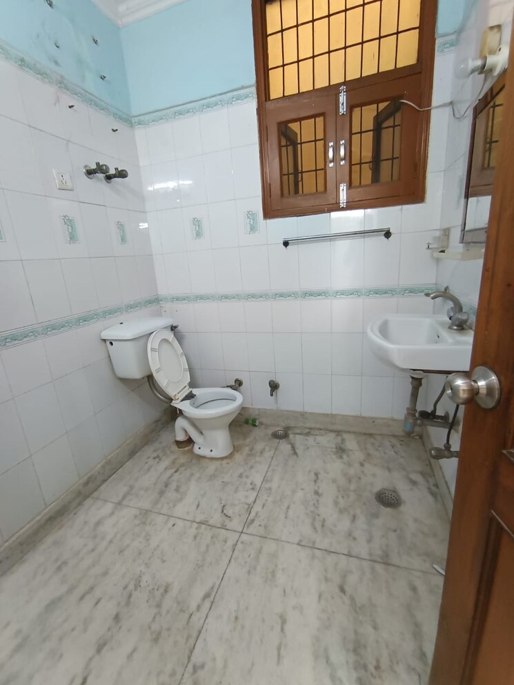 Bathroom, navbharat-apartments 3 Bedroom 1500 Sq.Ft. Apartment In Paschim Vihar Delhi 8880901