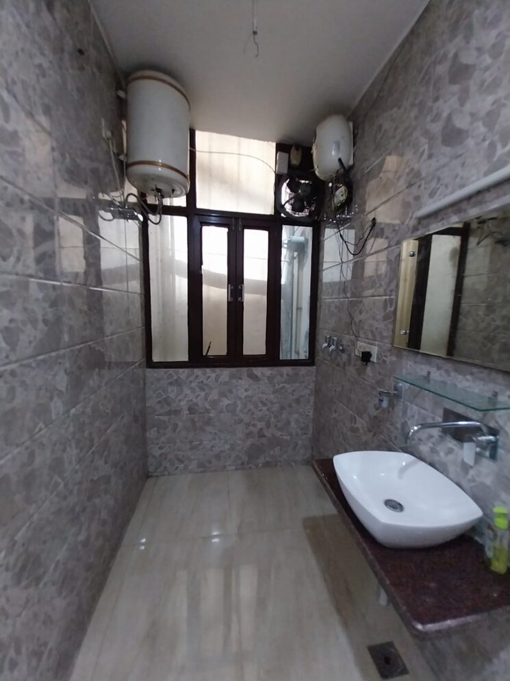Bathroom, madhur-apartment 3 Bedroom 1400 Sq.Ft. Apartment In Paschim Vihar Delhi 8880906