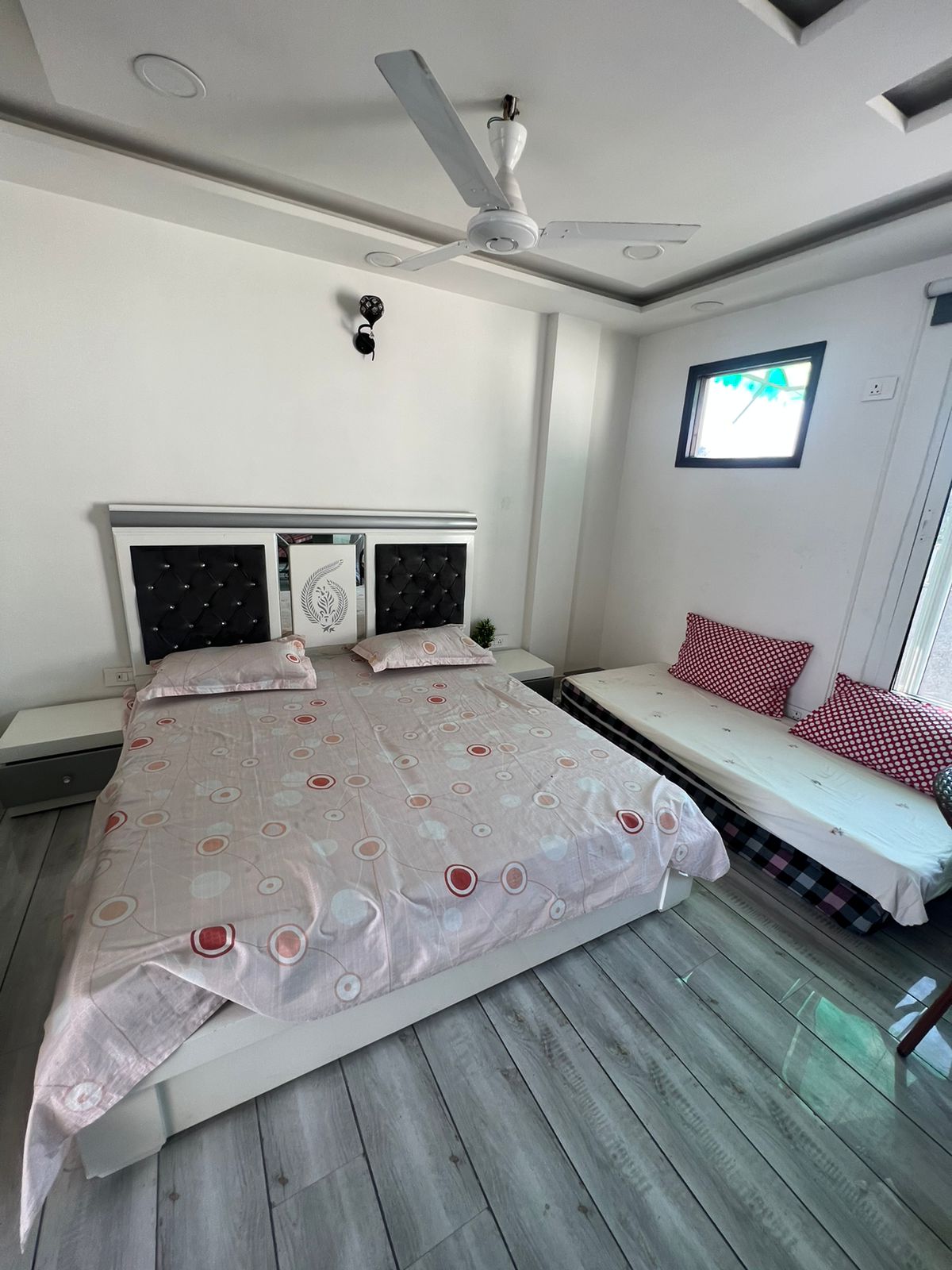 1 BHK Apartment For Rent in Jahaz Apartments