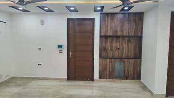 Room in 3 BHK Apartment at Shubh Niketan Apartments, Paschim Vihar – for Rent
