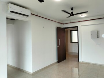 Room in 1.5 BHK Apartment at Runwal Forest Orchid, Kanjurmarg West – for Rent