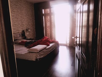 Bedroom in 3 BHK Apartment at Gomti Nagar – for Rent