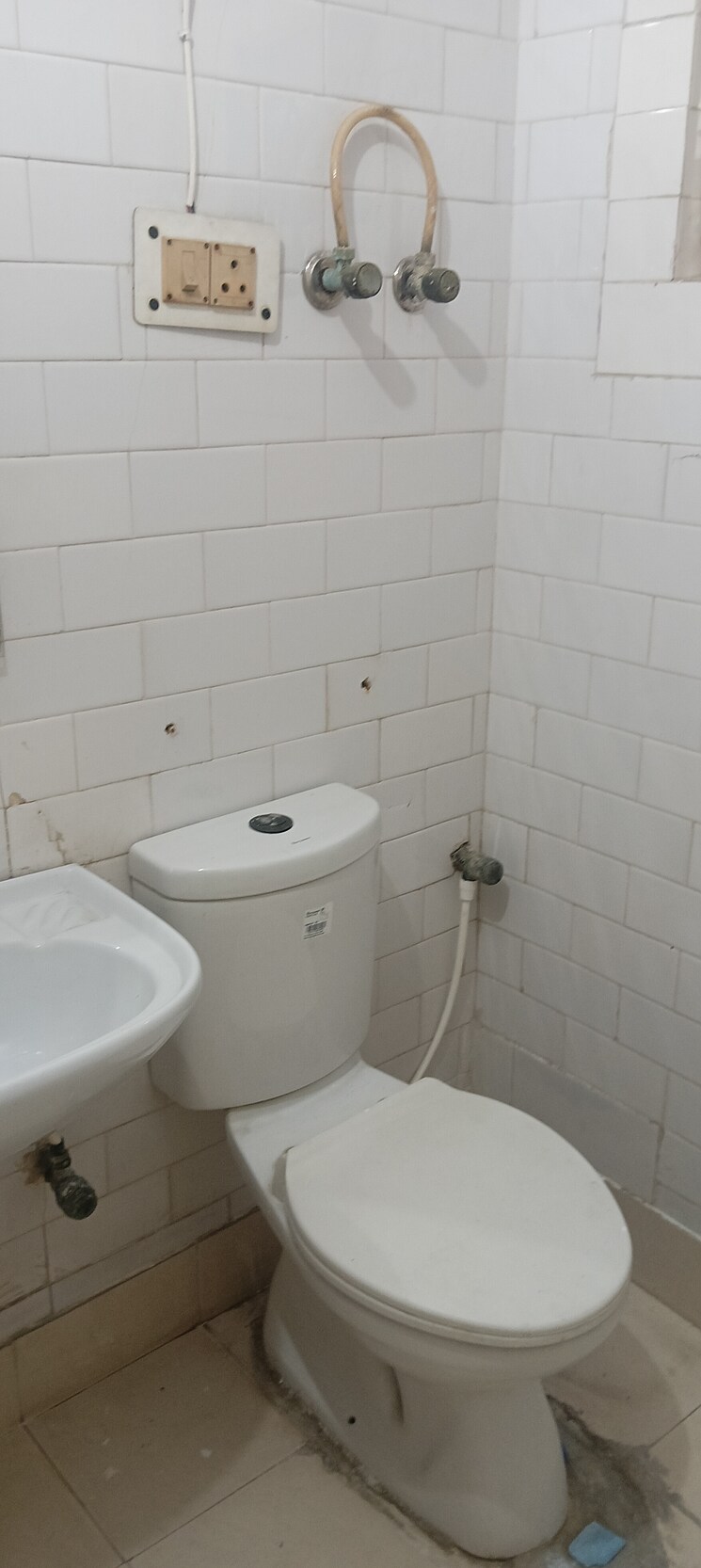 Bathroom, shatabdi-vihar 2 Bedroom 950 Sq.Ft. Apartment In Sector 52 Noida 8881041