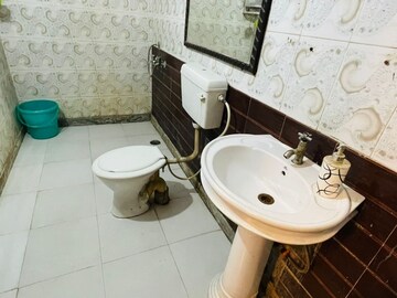 Bathroom in 3 BHK Apartment at Amrapali Golf Homes, Sector 4 Greater Noida – for Rent