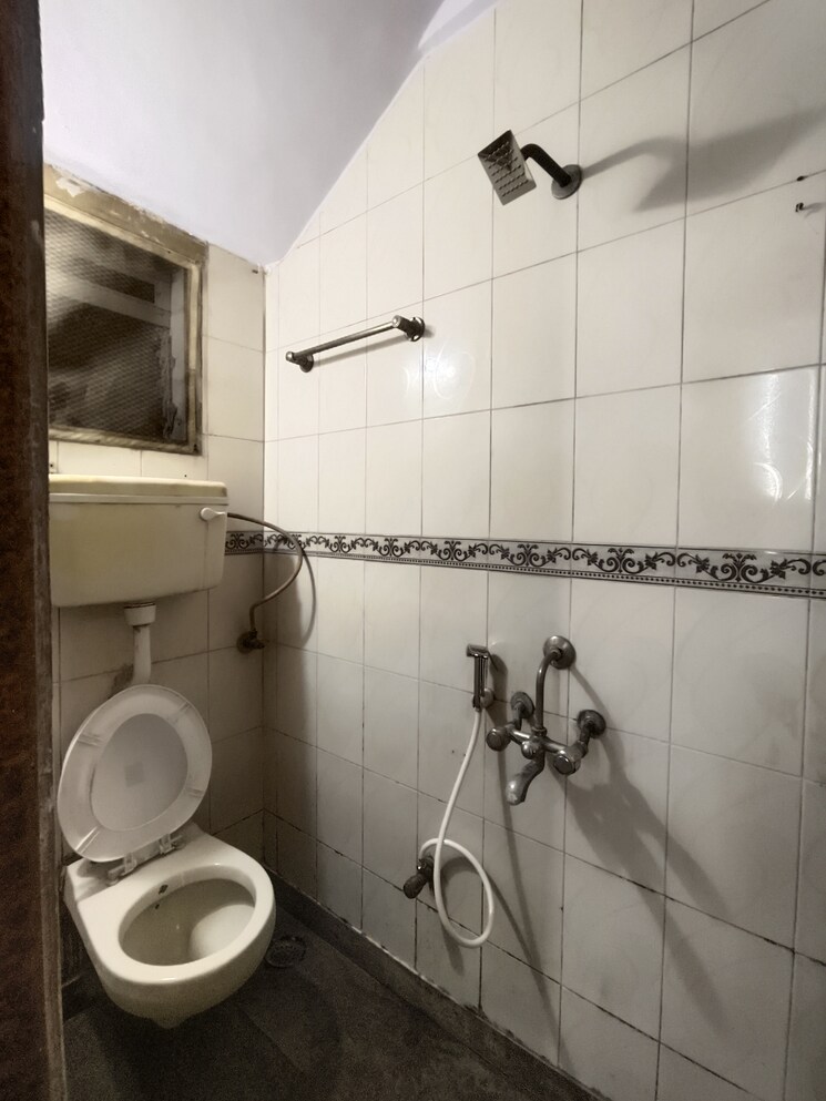 Bathroom, mangal-orchid-chs 1 Bedroom 550 Sq.Ft. Apartment In Andheri West Mumbai 8881158