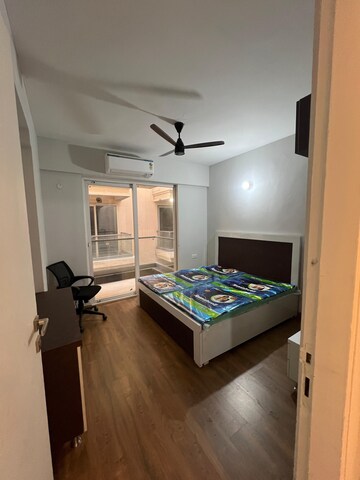Bedroom in 4 BHK Apartment at DLF Hamilton Court, Sector 27 – for Sale