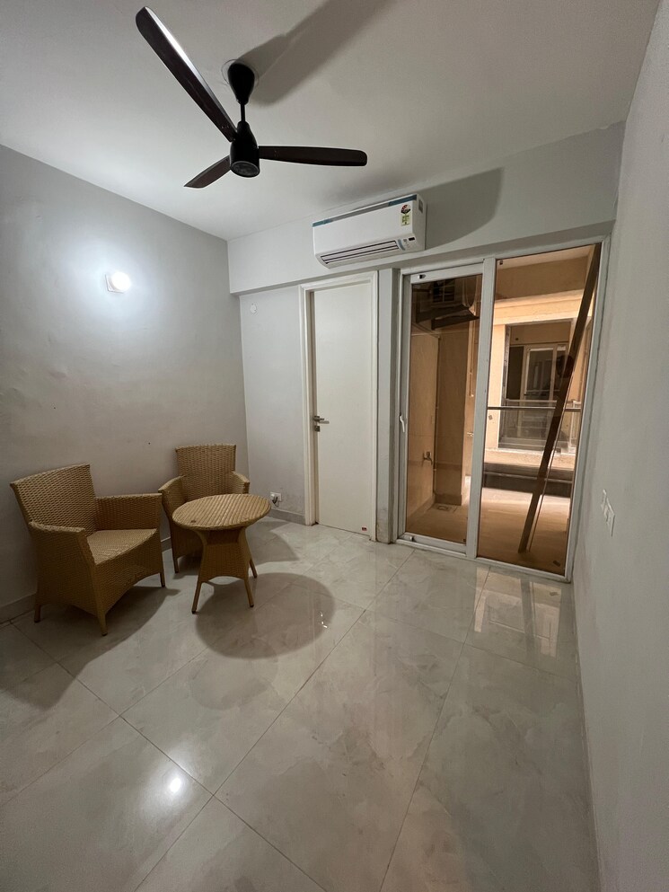 Living Room, dlf-hamilton-court 4 Bedroom 2653 Sq.Ft. Apartment In Sector 27 Gurgaon 8881202