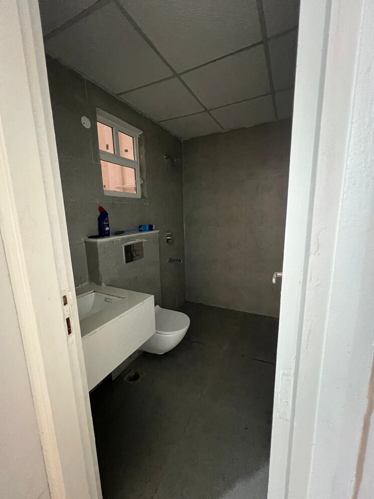 Bathroom, dlf-hamilton-court 4 Bedroom 2653 Sq.Ft. Apartment In Sector 27 Gurgaon 8881202