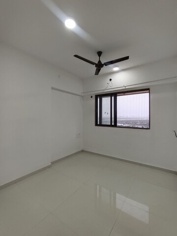 Room in 2 BHK Apartment at Lotus Unity, Versova – for Rent