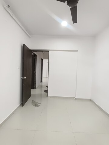 Room in 2 BHK Apartment at Lotus Unity, Versova – for Rent