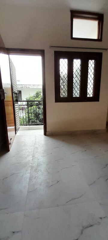 Room in 3 BHK Apartment at Himgiri Apartments, Govindpuri – for Rent