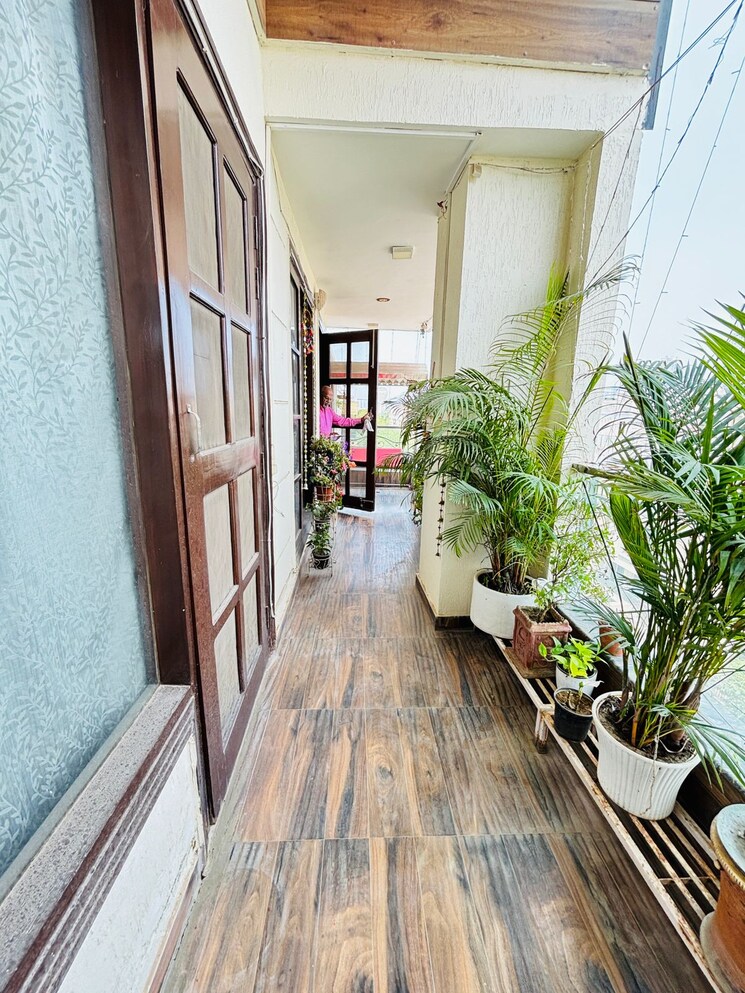 Balcony, dlf-the-pinnacle 4 Bedroom 4000 Sq.Ft. Apartment In Dlf Phase V Gurgaon 8881242