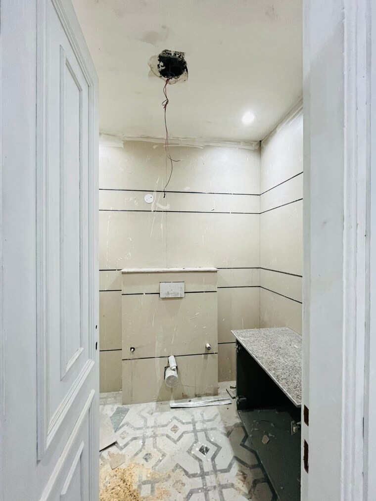 Bathroom, green fields colony 3 Bedroom 1800 Sq.Ft. Builder Floor In Green Fields Colony Faridabad 8881307
