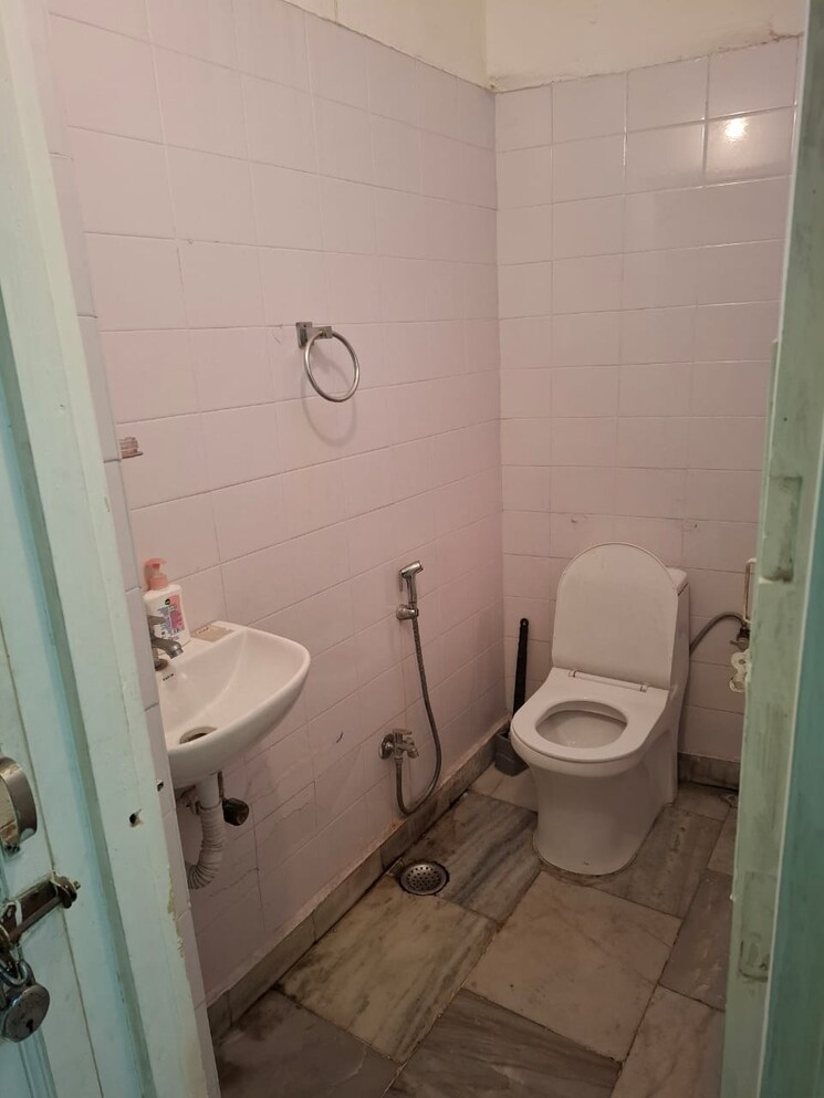 Bathroom, safdarjung enclave 2 Bedroom 1800 Sq.Ft. Independent House In Safdarjung Enclave Delhi 8881283