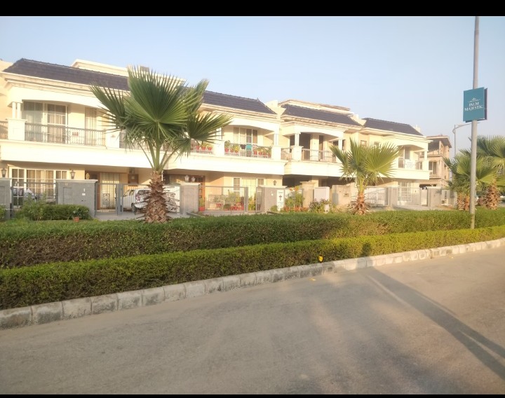 Plot For Sale in DLF Hyde Park