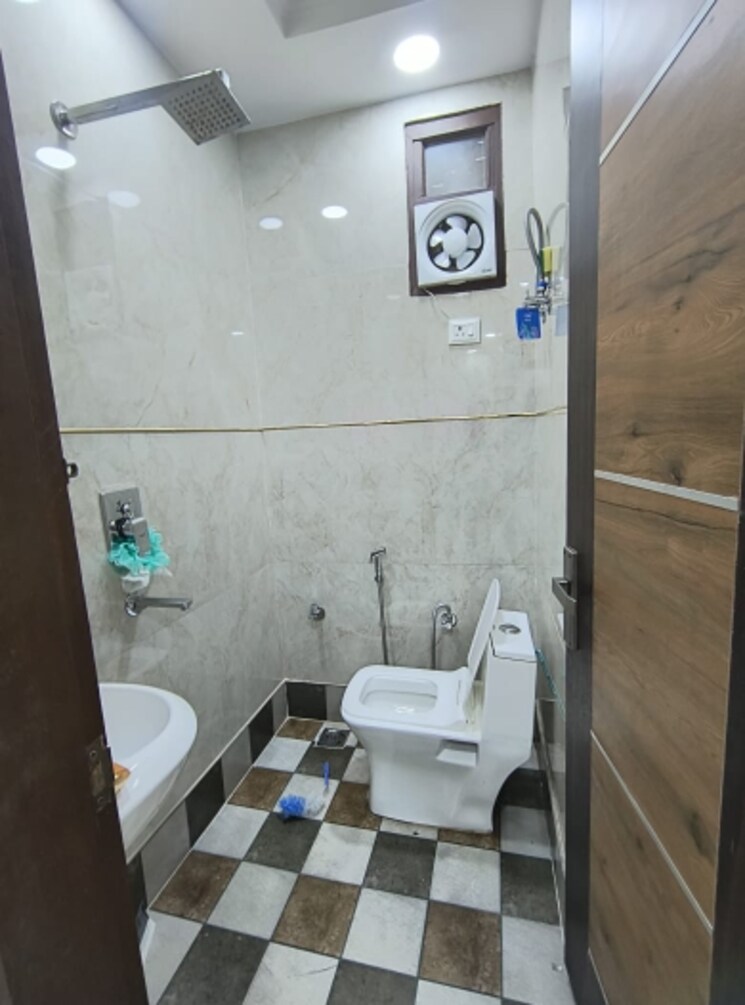 Bathroom, govindpuri 3 Bedroom 910 Sq.Ft. Builder Floor In Govindpuri Delhi 8881458
