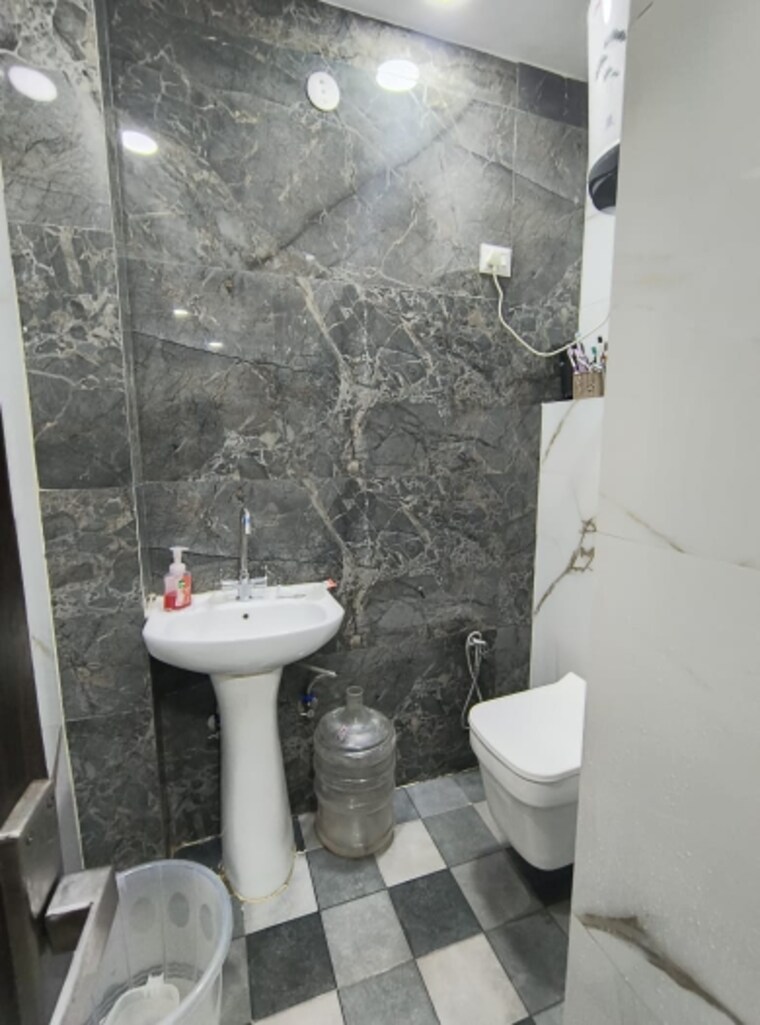 Bathroom, govindpuri 3 Bedroom 910 Sq.Ft. Builder Floor In Govindpuri Delhi 8881458