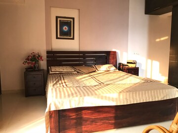 Bedroom in 3 BHK Apartment at Viviana Mall, Eastern Express Highway – for Rent
