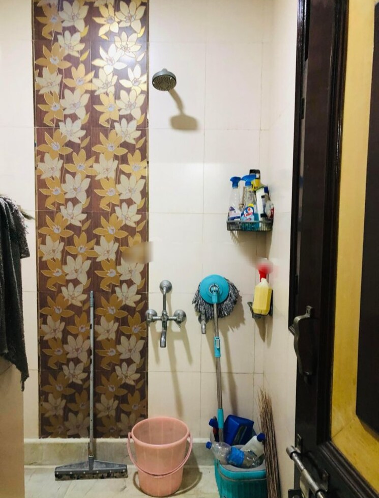Bathroom, dilshad colony 4 Bedroom 2250 Sq.Ft. Builder Floor In Dilshad Colony Delhi 8881433
