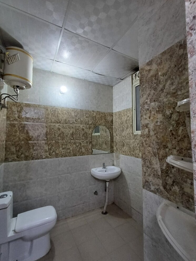 Bathroom, sushant lok i 1 RK 200 Sq.Ft. Builder Floor In Sushant Lok I Gurgaon 8881500