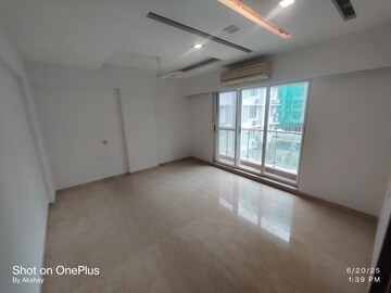Room in 3 BHK Apartment at Palazzo Heights, Khar West – for Rent