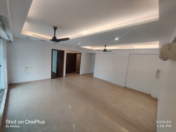 Room in 3 BHK Apartment at Palazzo Heights, Khar West – for Rent