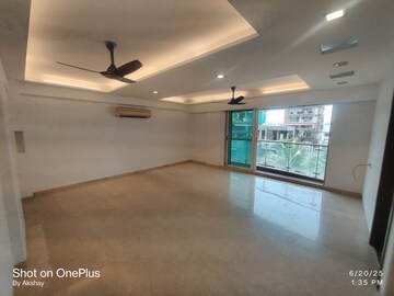 Room in 3 BHK Apartment at Palazzo Heights, Khar West – for Rent