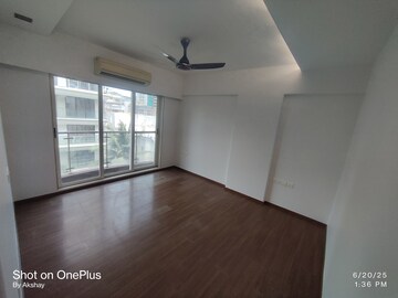 Room in 3 BHK Apartment at Palazzo Heights, Khar West – for Rent